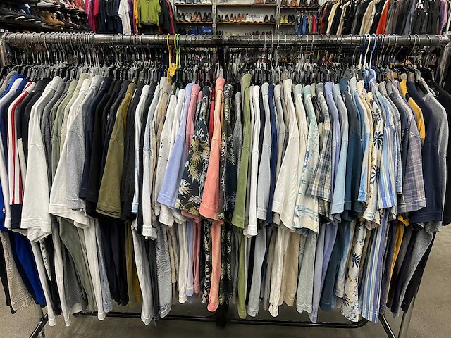 Partij kleding (1300x) - afbeelding 23 van  61
