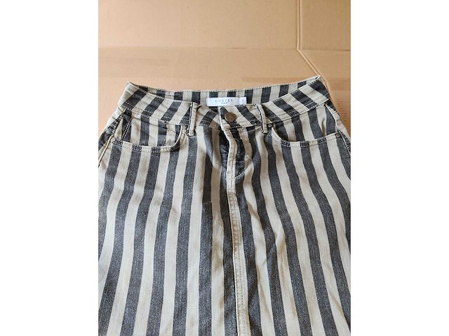 Partij kleding (1300x) - afbeelding 39 van  61