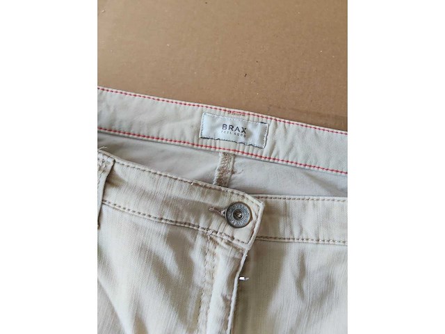 Partij kleding (1300x) - afbeelding 41 van  61