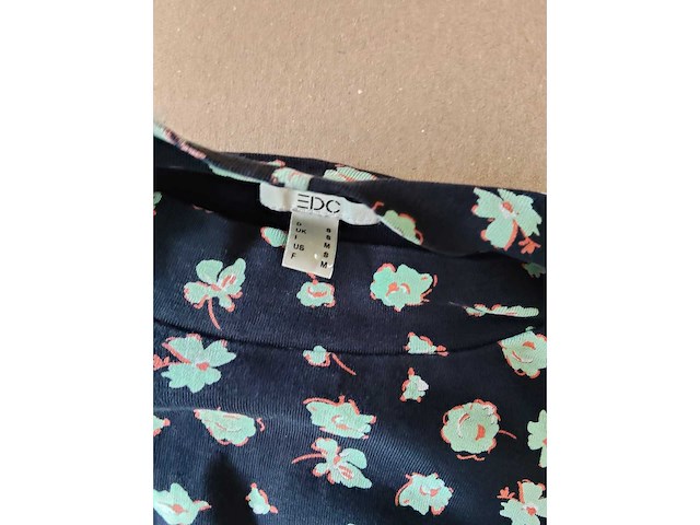 Partij kleding (1300x) - afbeelding 43 van  61