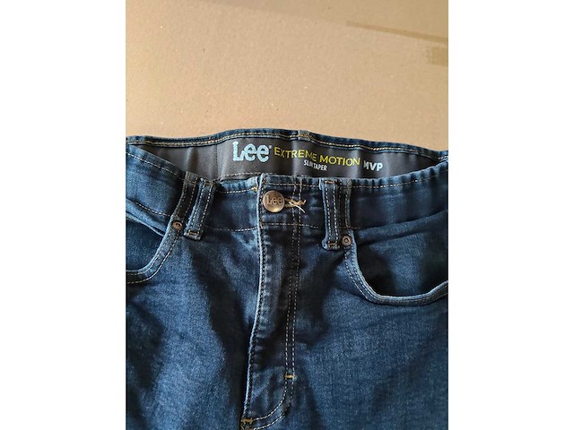 Partij kleding (1300x) - afbeelding 44 van  61