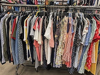 Partij kleding (1300x) - afbeelding 34 van  61