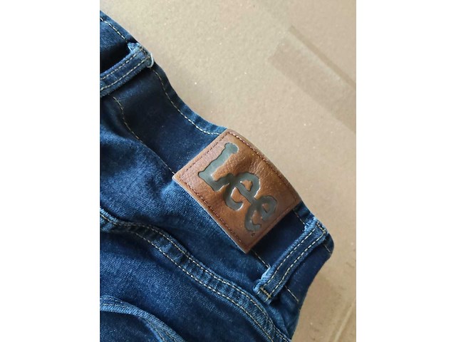 Partij kleding (1300x) - afbeelding 46 van  61