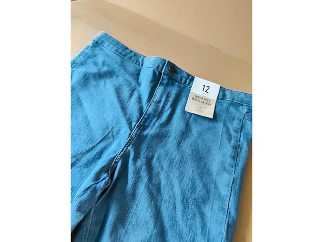 Partij kleding (1300x) - afbeelding 47 van  61