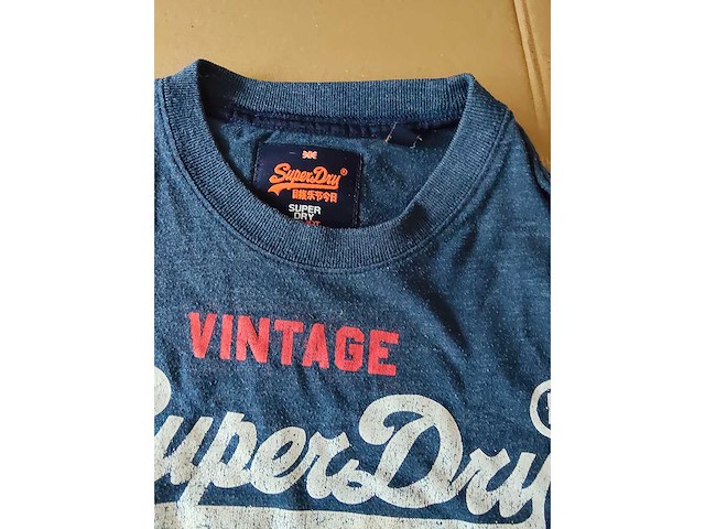 Partij kleding (1300x) - afbeelding 49 van  61