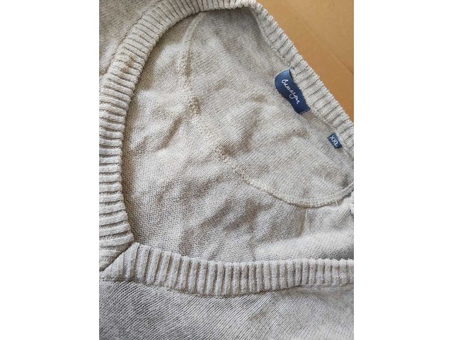 Partij kleding (1300x) - afbeelding 50 van  61