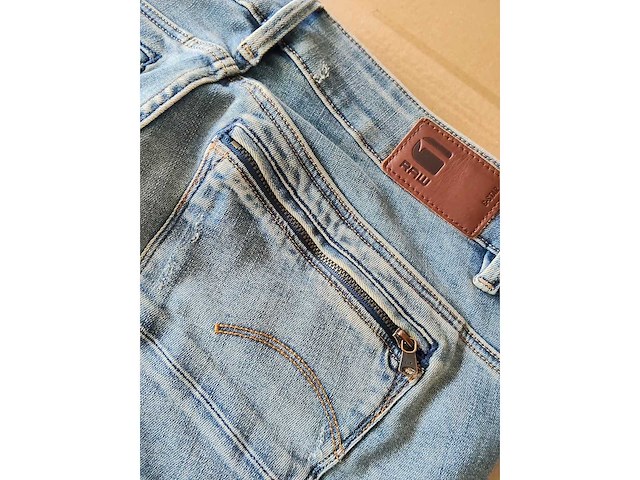 Partij kleding (1300x) - afbeelding 52 van  61