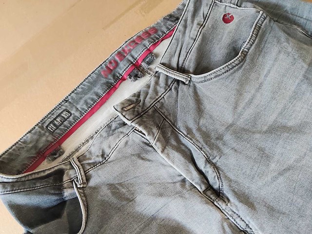 Partij kleding (1300x) - afbeelding 53 van  61