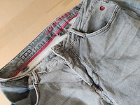 Partij kleding (1300x) - afbeelding 53 van  61