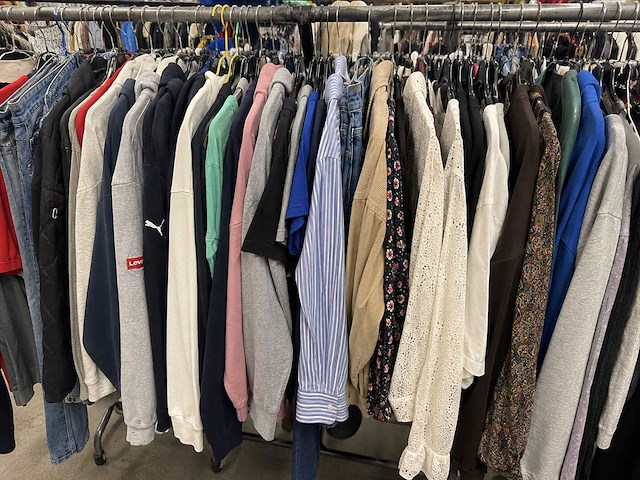 Partij kleding (1300x) - afbeelding 45 van  61