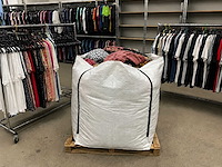 Partij kleding (1300x) - afbeelding 56 van  61