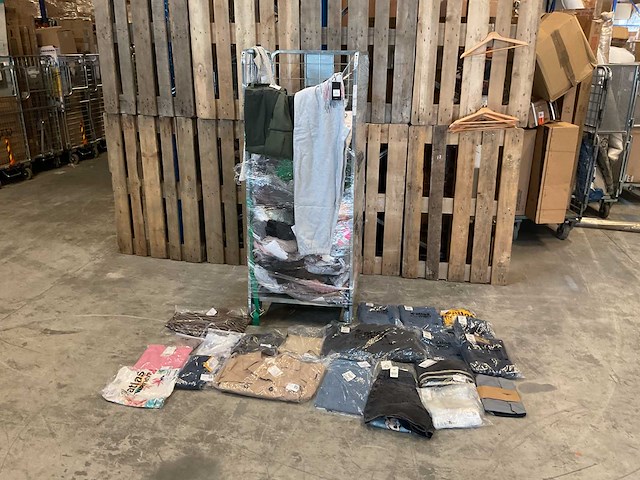 Partij kleding (280x) - afbeelding 1 van  12