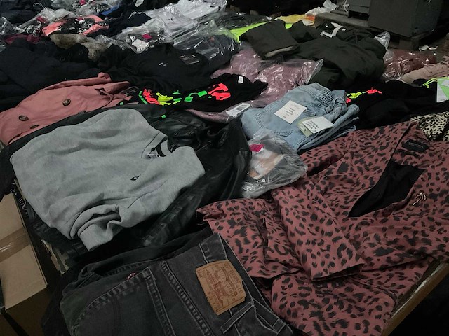 Partij kleding (480x) - afbeelding 1 van  25