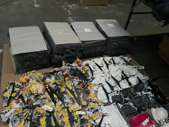 Partij kleding (480x) - afbeelding 17 van  25