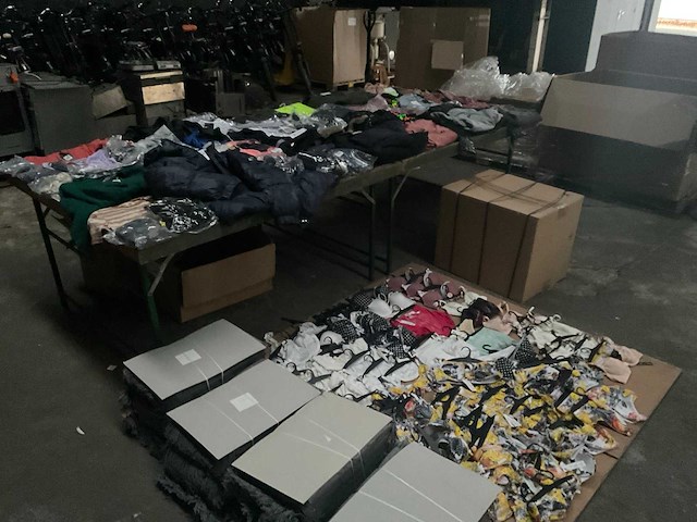 Partij kleding (480x) - afbeelding 18 van  25