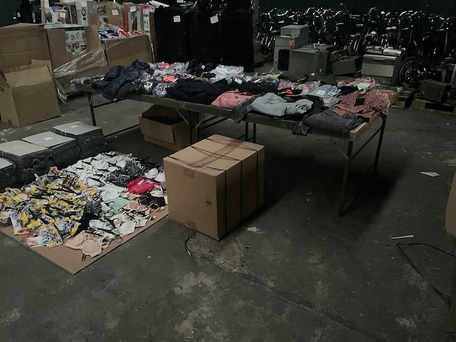 Partij kleding (480x) - afbeelding 12 van  25