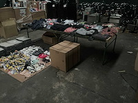 Partij kleding (480x) - afbeelding 12 van  25