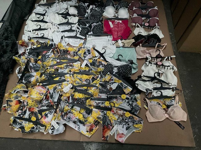 Partij kleding (480x) - afbeelding 19 van  25