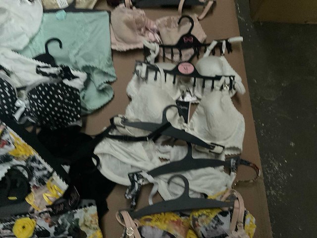 Partij kleding (480x) - afbeelding 21 van  25