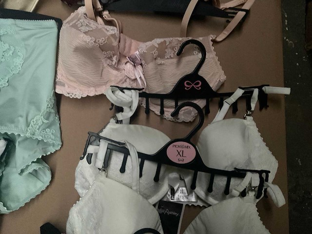 Partij kleding (480x) - afbeelding 22 van  25