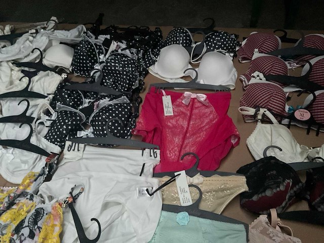 Partij kleding (480x) - afbeelding 25 van  25