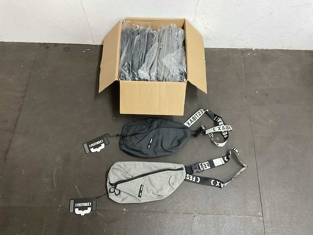 Partij kleding en accessoires - afbeelding 3 van  8