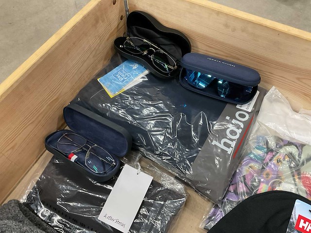 Partij kleding en accessoires - afbeelding 3 van  14