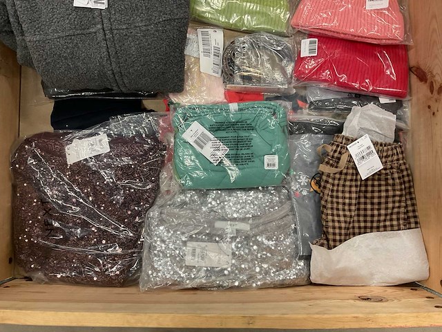 Partij kleding en accessoires - afbeelding 7 van  14