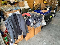 Partij kleding en schoenen (100x) - afbeelding 1 van  6