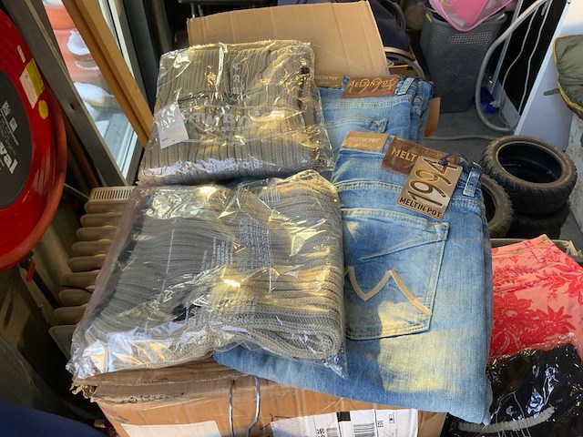 Partij kleding en schoenen - afbeelding 3 van  6