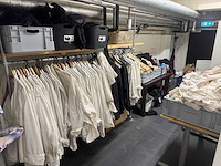 Partij kleding met rek - afbeelding 1 van  8