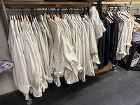 Partij kleding met rek - afbeelding 2 van  8