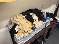 Partij kleding met rek - afbeelding 4 van  8