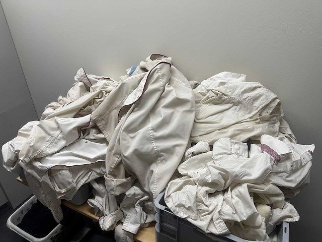 Partij kleding met rek - afbeelding 6 van  8