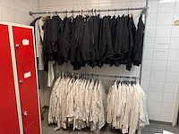Partij kleding met rek - afbeelding 1 van  9