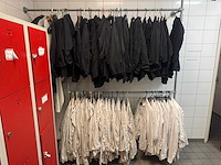 Partij kleding met rek - afbeelding 2 van  9