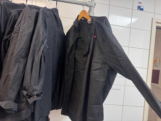 Partij kleding met rek - afbeelding 3 van  9