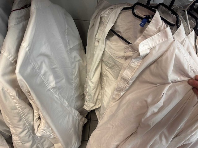 Partij kleding met rek - afbeelding 4 van  9