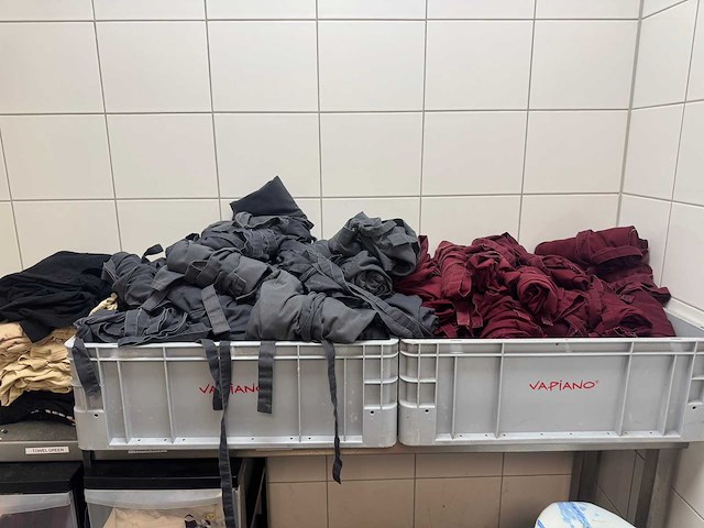 Partij kleding met rek - afbeelding 7 van  9