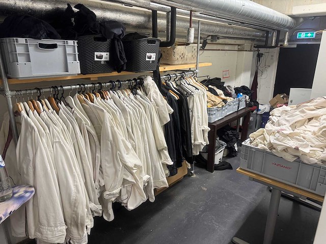 Partij kleding met rek - afbeelding 1 van  8