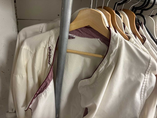 Partij kleding met rek - afbeelding 3 van  8