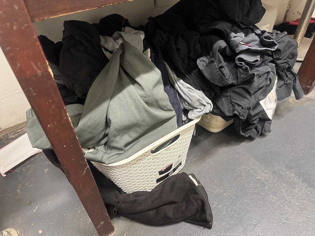 Partij kleding met rek - afbeelding 5 van  8