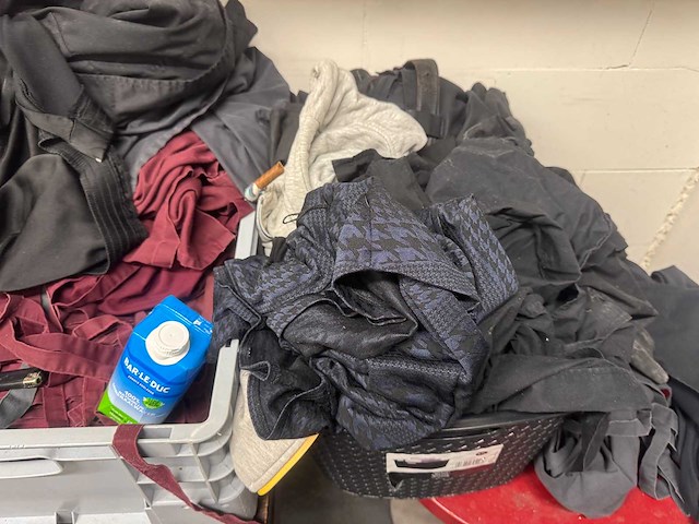 Partij kleding met rek - afbeelding 7 van  8