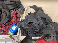 Partij kleding met rek - afbeelding 7 van  8