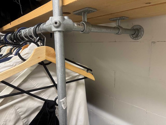 Partij kleding met rek - afbeelding 8 van  8