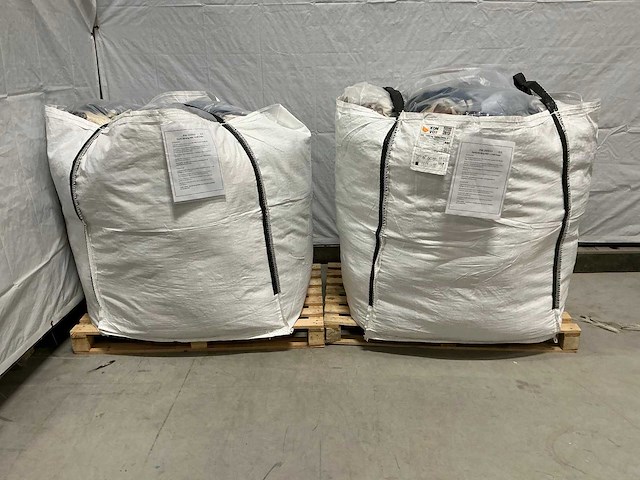 Partij kleding mix +1100 stuks - afbeelding 1 van  3