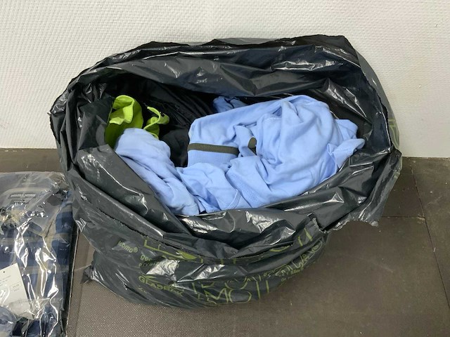 Partij kleding - afbeelding 17 van  24