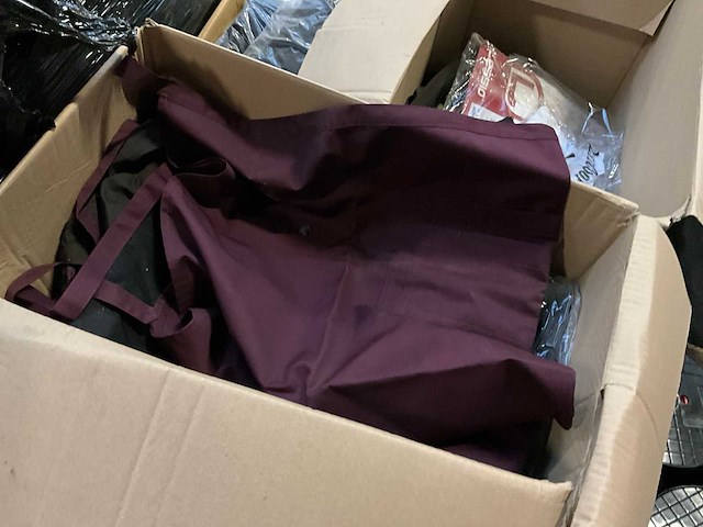 Partij kleding - afbeelding 1 van  5