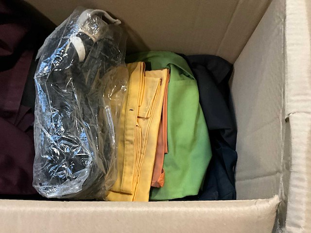 Partij kleding - afbeelding 2 van  5