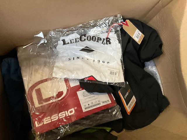 Partij kleding - afbeelding 2 van  9